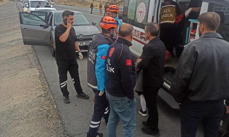 Ayrıntılar Netleşti: Bingöl'de kontrolden çıkan otomobil su tahliye kanalına gerileme kaydetti, 2 kişi yaralan