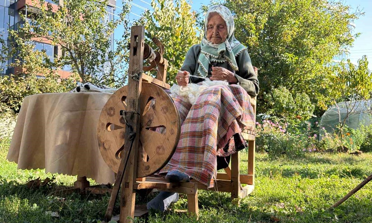 Ayrıntılar Netleşti: Bolu'da 90 yaşındaki Mümtaze Karadaş, yarım asırdır çıkrıkla yün eğiriyor ve Merak Edilen