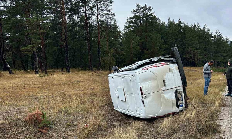 Ayrıntılar Netleşti: Bolu'da kaygan yolda kontrolden çıkan hafif ticari araç otomobille çarpışıp yan yattı ve