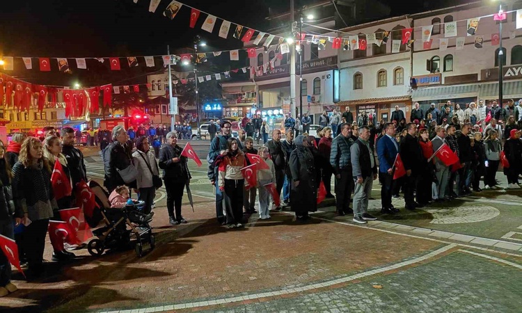 Ayrıntılar Netleşti: Bolu Mudurnu'da fener alayı yoğun katılımla Cumhuriyet coşkusunu yaşattı | İşte Tüm Ayrın