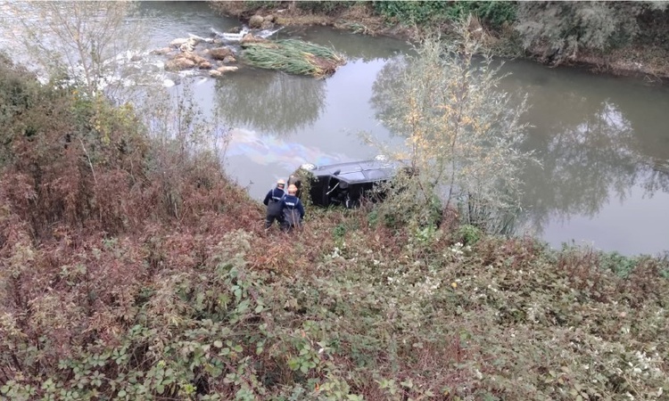 Ayrıntılar Netleşti: Bolu'da virajı alamayıp dereye uçan otomobilin sürücüsü ayakta tedavi edildi ve Merak Edi