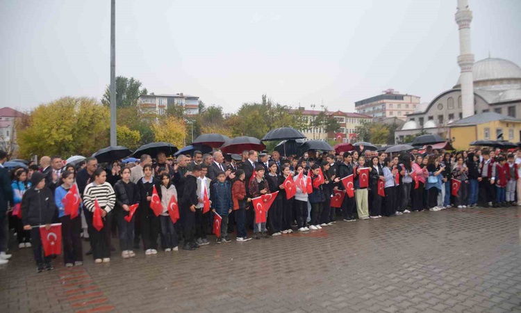 Ayrıntılar Netleşti: Bulanık’ta 200 metrelik Türk bayrağıyla yürüyüş düzenlendi ve Merak Edilenler
