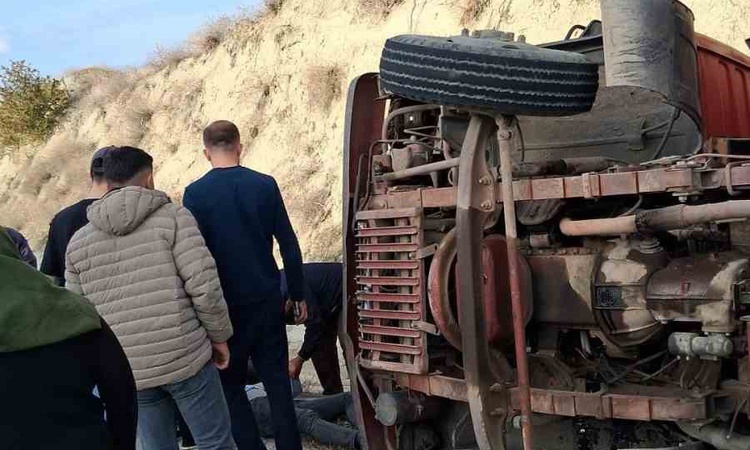 Ayrıntılar Netleşti: Burdur Altınyayla'da kontrolden çıkan yük kamyonu devrildi, 1 kişi yaralandı ve Merak Edi