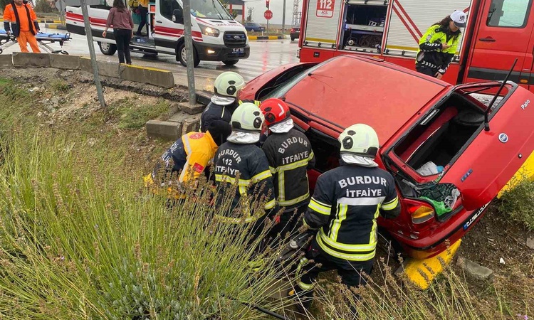 Ayrıntılar Netleşti: Burdur'da Dostluk Kavşağı'nda otobüs ile otomobil çarpıştı, 2 kişi yaralandı: Gelişmeler