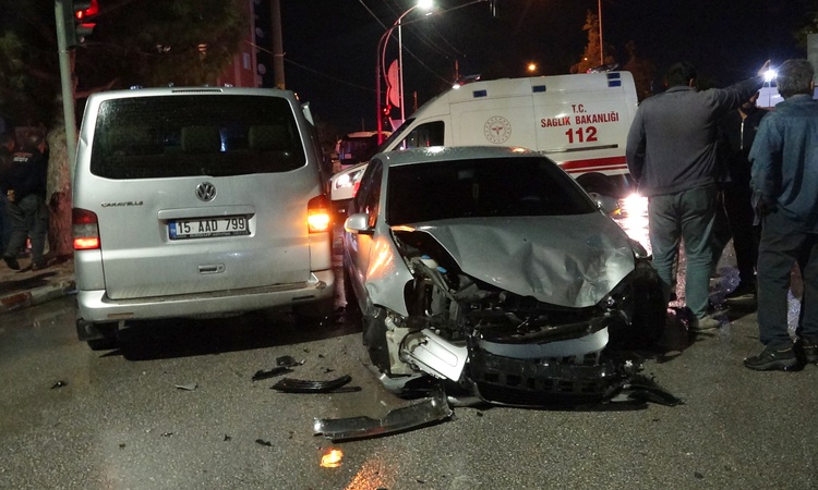 Ayrıntılar Netleşti: Burdur'da servis minibüsü otomobille çarpıştı, 12 öğrenci hastaneye götürüldü ve Merak Ed