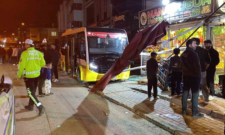 Ayrıntılar Netleşti: Bursa İnegöl'de freni boşalan park halindeki minibüs 2 otomobil ve manava çarptı