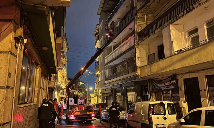 Ayrıntılar Netleşti: Bursa Osmangazi'de annesini rehin alan şahıs özel harekatla yakalanarak gözaltına sevk ed