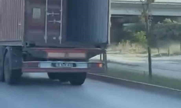 Ayrıntılar Netleşti: Bursa Osmangazi'de tırın açık dorse kapağı trafiği tehlikeye attı, sürücü kapattı