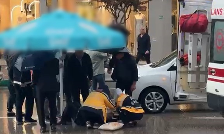 Ayrıntılar Netleşti: Bursa'da otomobil çarptı, sürücü kaçtı; yaralı yaya şemsiye altında korundu - Son Dakika