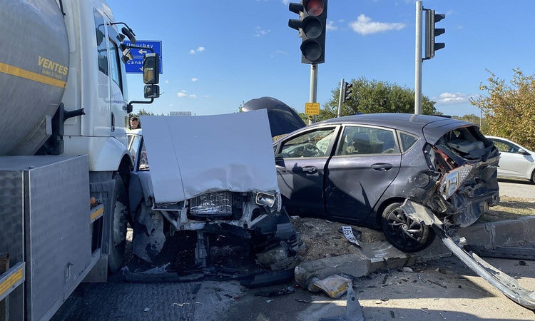 Ayrıntılar Netleşti: Çanakkale Lapseki'de kırmızı ışıkta bekleyen 4 otomobile tanker çarptı, 4 kişi yaralandı