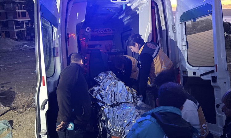 Ayrıntılar Netleşti: Çanakkale'de yurt inşaatında toprak kayması oldu, 2 yabancı işçi kurtarıldı - Son Dakika
