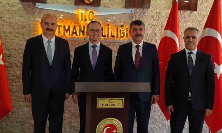 Ayrıntılar Netleşti: Çin'in Ankara Büyükelçisi Jiang, Batman Valiliğinde ağırlandı; çay seti hediye edildi