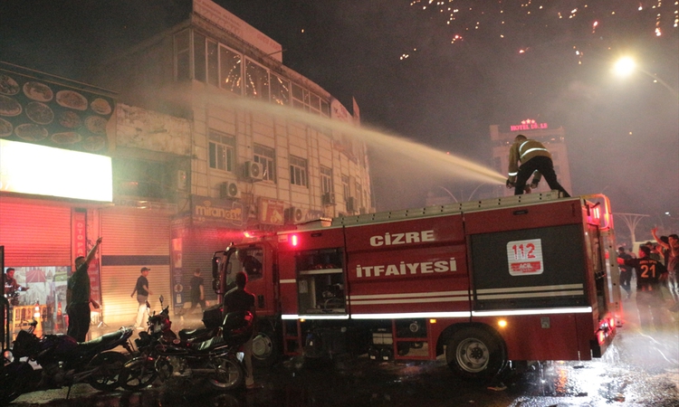 Ayrıntılar Netleşti: Cizre'de Amed Sportif kutlamasında yangın 3 iş yeri ve aracı sardı, itfaiye eri yaralandı