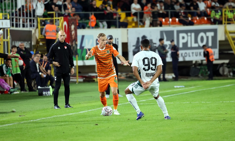 Ayrıntılar Netleşti: Corendon Alanyaspor, Süper Lig'de evinde Kocaelispor'a 2-1 yenildi: Gelişmeler Takip Edil