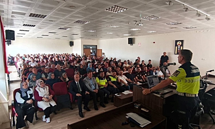 Ayrıntılar Netleşti: Çorum'da 155 okul servis aracı şoförü ve 72 rehber personel trafik eğitimine katıldı ve M
