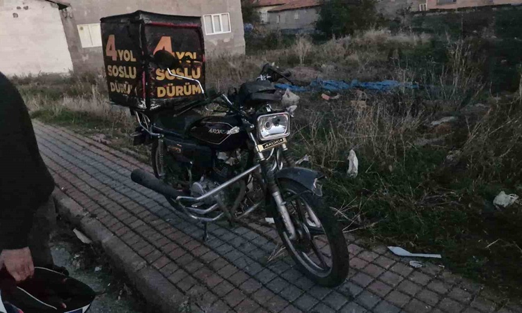 Ayrıntılar Netleşti: Çorum Alaca'da motosiklet ile otomobil çarpıştı, 1 kişi yaralandı