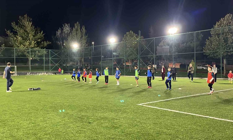 Ayrıntılar Netleşti: Çorum'da İl Sağlık Müdürlüğü'nün etkinliğinde vatandaşlar 15 dakika egzersiz yaptı