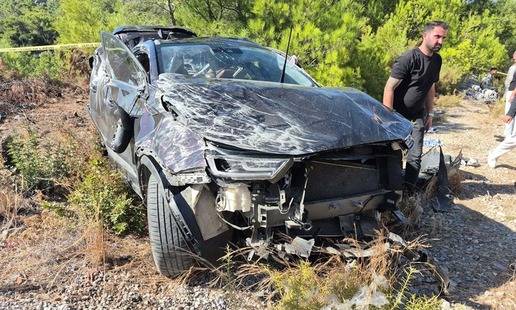 Ayrıntılar Netleşti: Datça'da otomobil bariyer ve elektrik direğine çarptı, 1 kişi öldü, 3 kişi yaralandı ve M