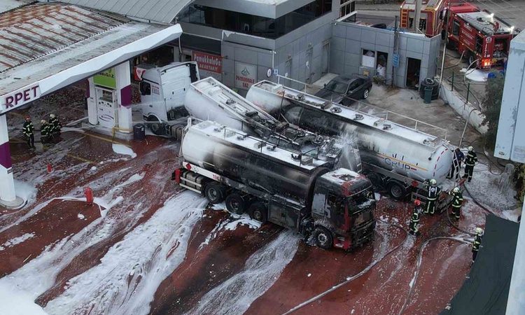 Ayrıntılar Netleşti: Denizli Pamukkale'de tanker yangını söndürüldü, 3 tankerde hasar oluştu