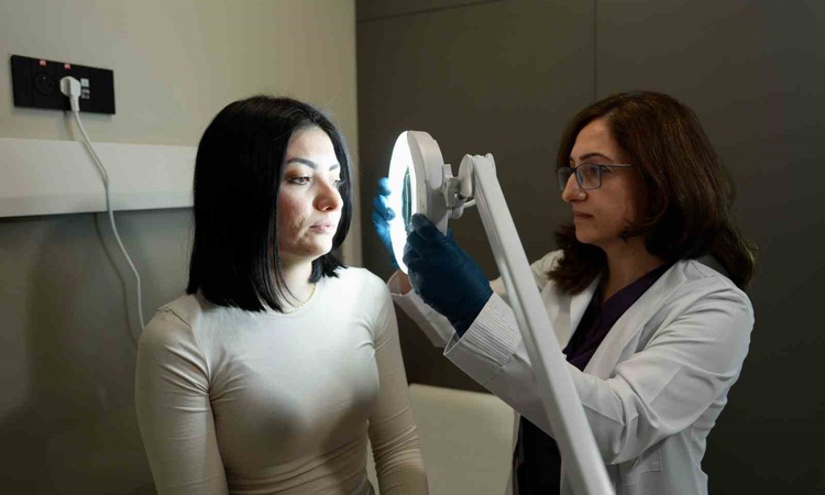Ayrıntılar Netleşti: Dermatolog Prof. Dr. Kılıç, sonbaharda cilt kuruluğuna karşı kısa ve ılık duş önerdi: Gel