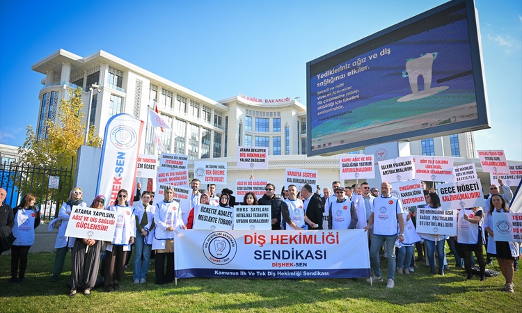 Ayrıntılar Netleşti: DİŞHEK-SEN üyesi diş hekimleri Sağlık Bakanlığı önünde taleplerini dile getirdi ve Merak