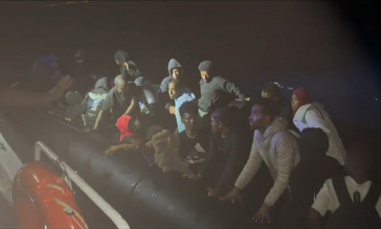 Ayrıntılar Netleşti: Dikili'de 58 Göçmen Yakalandı, 1 Şüpheli Gözaltında - Son Dakika Bilgileri