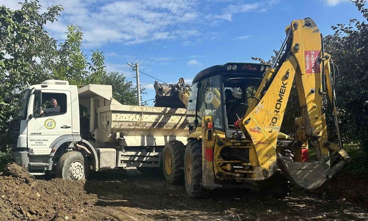 Ayrıntılar Netleşti: Düzce Akçakoca'da Göktepe Köyü'nde soğuk asfalt öncesi altyapı çalışmaları sürüyor