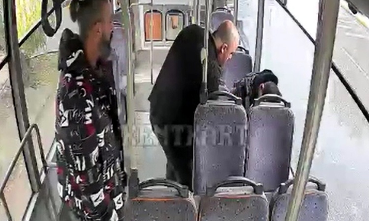 Ayrıntılar Netleşti: Edirne'de iki midibüs şoförü, nöbet geçiren yolcuya ambulans gelene kadar müdahale etti