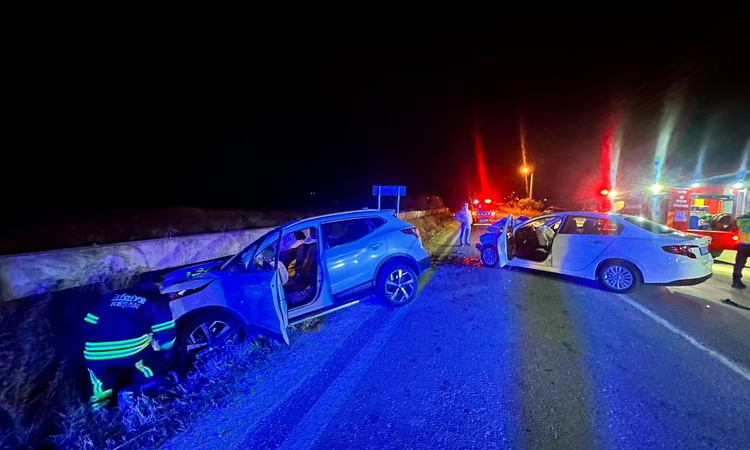Ayrıntılar Netleşti: Edirne Keşan'da iki otomobil çarpıştı, kazada 5 kişi yaralandı - Son Dakika Bilgileri