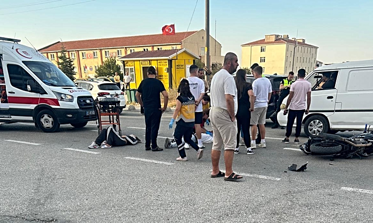 Ayrıntılar Netleşti: Edirne Keşan'da otomobille çarpışan motosikletin kaza anı kamerada, 2 kişi yaralandı
