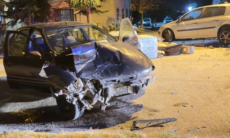Ayrıntılar Netleşti: Edirne'de kontrolden çıkan otomobil çöp konteynerlerini sürükledi, yaralanan olmadı | İşt