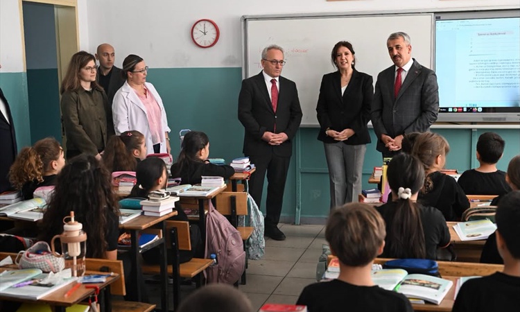 Ayrıntılar Netleşti: Edirne Valisi Sezer, Mehmet Ruşen Erkurt Ortaokulunda öğrencilerle buluştu | İşte Tüm Ayr