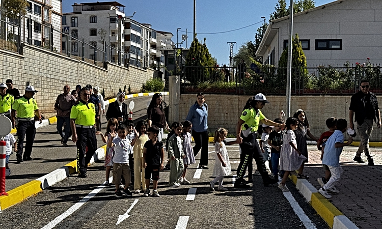 Ayrıntılar Netleşti: Elazığ'da öğrencilere uygulamalı trafik eğitimi verildi: Gelişmeler Takip Ediliyor