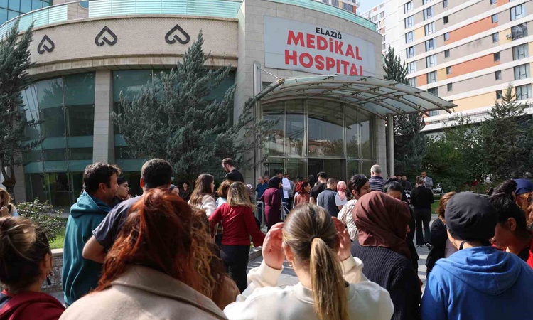Ayrıntılar Netleşti: Elazığ Özel Medikal Hospital çalışanları maaş alamadıkları için protesto etti