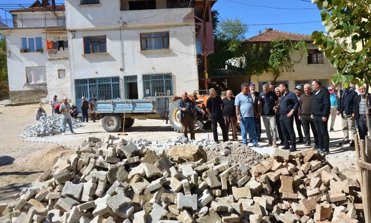 Ayrıntılar Netleşti: Emet Kaymakamı Başkapan, Eseler'de süren üst yapı çalışmalarını yerinde inceledi ve Merak