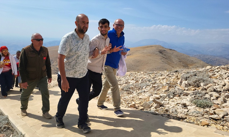 Ayrıntılar Netleşti: Engelliler, Adıyaman Kahta'daki Nemrut Dağı'na 24'üncü etkinlikte tırmanarak ulaştı: Geli
