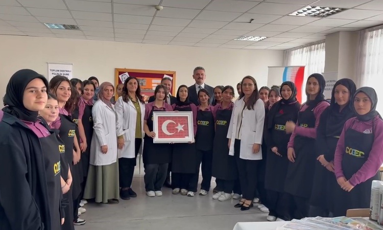 Ayrıntılar Netleşti: Erzincan'da ÇOGEP kapsamında lise öğrencilerine kâğıt rölyef kursu açıldı ve Merak Edilen