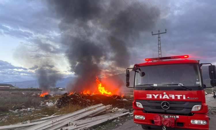 Ayrıntılar Netleşti: Erzincan'da çöp alanındaki hurdalar yandı, yangın kent merkezinden görüldü