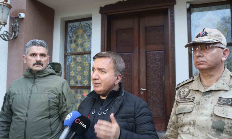Ayrıntılar Netleşti: Erzincan-Erzurum yolunda heyelan nedeniyle ulaşım çift yönlü durduruldu: Gelişmeler Takip