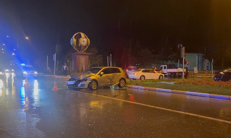 Ayrıntılar Netleşti: Erzincan'da kavşakta iki otomobil çarpıştı, 3 kişi yaralandı | İşte Tüm Ayrıntılar