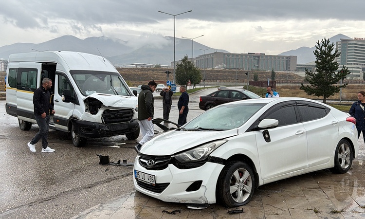 Ayrıntılar Netleşti: Erzurum'da Atatürk Üniversitesi'nde minibüsle otomobil çarpıştı, 3 kişi yaralandı