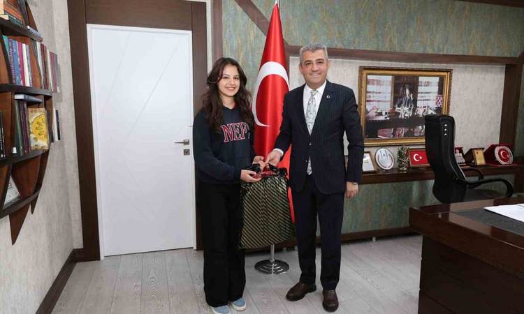 Ayrıntılar Netleşti: Erzurum'daki lise öğrencisi Yağmur Şakar, yapay zeka yarışmasında dünya üçüncüsü oldu | İ