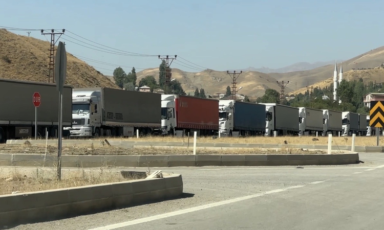 Ayrıntılar Netleşti: Esendere Gümrük Kapısı’nda 3 kilometrelik tır kuyruğu oluştu