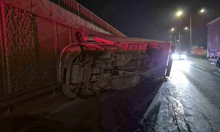 Ayrıntılar Netleşti: Eskişehir Çevre Yolu'nda marul yüklü kamyonet yan yattı, marullar yola saçıldı: Gelişmele