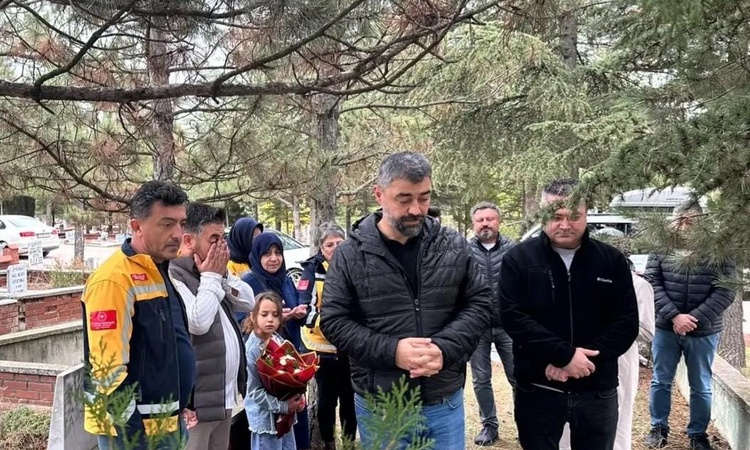 Ayrıntılar Netleşti: Eskişehir’de görev şehidi sağlık çalışanı kabri başında anıldı | İşte Tüm Ayrıntılar