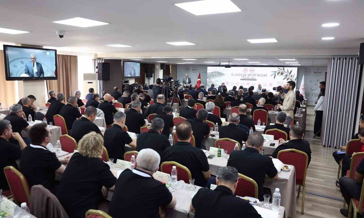 Ayrıntılar Netleşti: Eskişehir Sağlık Müdürü Bildirici, İzmir'deki sağlık müdürleri toplantısına katıldı