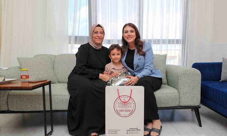Ayrıntılar Netleşti: Esra Masatlı, Yüreğimizdeki Işık Projesi kapsamında Antakya'da aileleri ziyaret etti - So