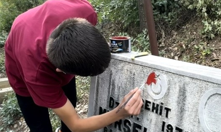 Ayrıntılar Netleşti: Feke’de öğrencilerden şehit kabirlerine vefa