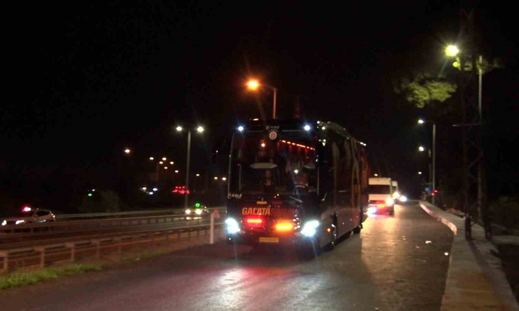 Ayrıntılar Netleşti: Fenerbahçe'yi 2-1 yenen Galatasaray'ın takım otobüsü Kemerburgaz'a geldi | İşte Tüm Ayrın