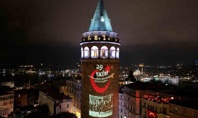 Ayrıntılar Netleşti: Galata Kulesi'ne 29 Ekim'de Atatürk fotoğrafları ve ay yıldız yansıtıldı ve Merak Edilenl